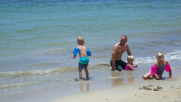 Turistas disfrutan en familia de la belleza de las playas de República Dominicana 