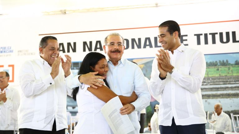 Mujer abraza al presidente danilo medina al recibir titulo