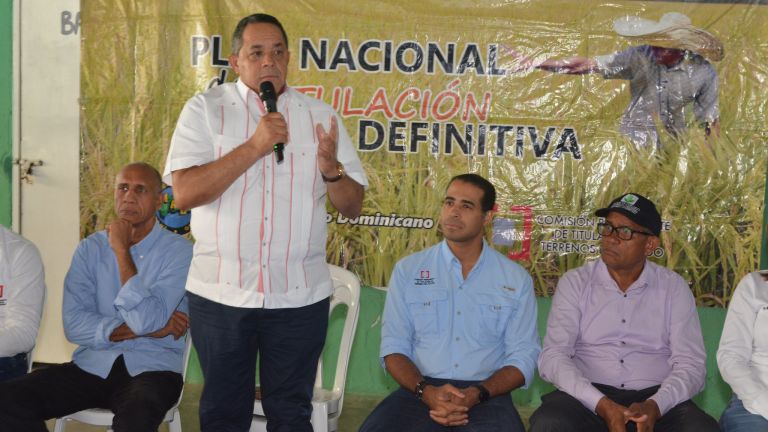 Emilio Toribio Olivo hablando durante una titulación