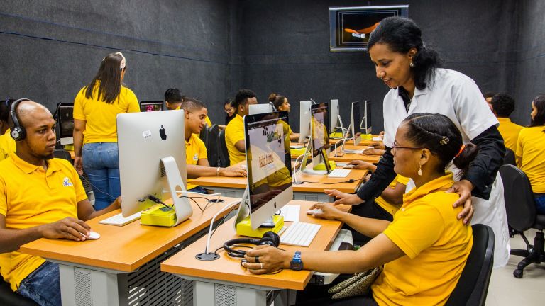 Estudiantes en taller de edición 