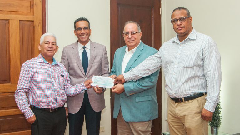 Viceministro Juan Pumarol entrega cheque a caficultores