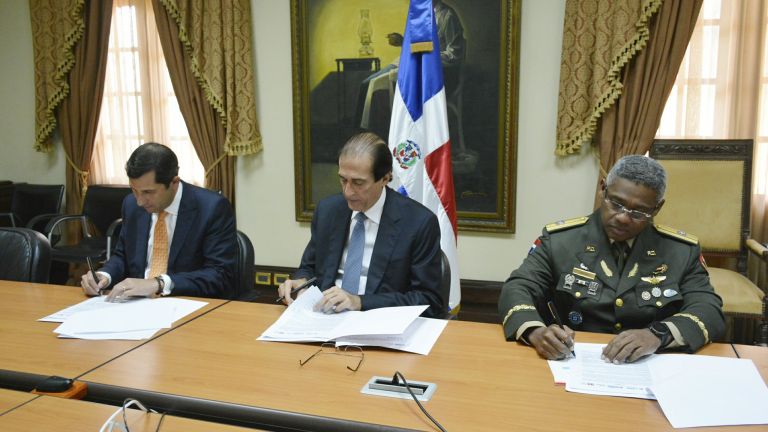Ministro de la Presidencia, Gustavo Montalvo firma acuerdo