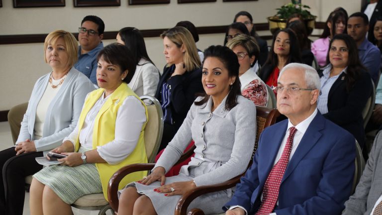 Primera Dama Cándida Montilla de Medina durante la misa