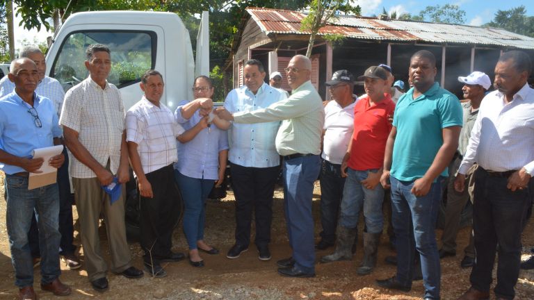 Emilio Toribio Olivo entrega las llaves del camión a productores