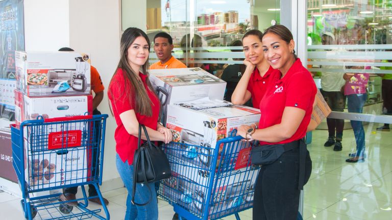 La gente aprovechó hoy los buenos precios y el consumo se desbordó en Black Friday o Viernes Negro.