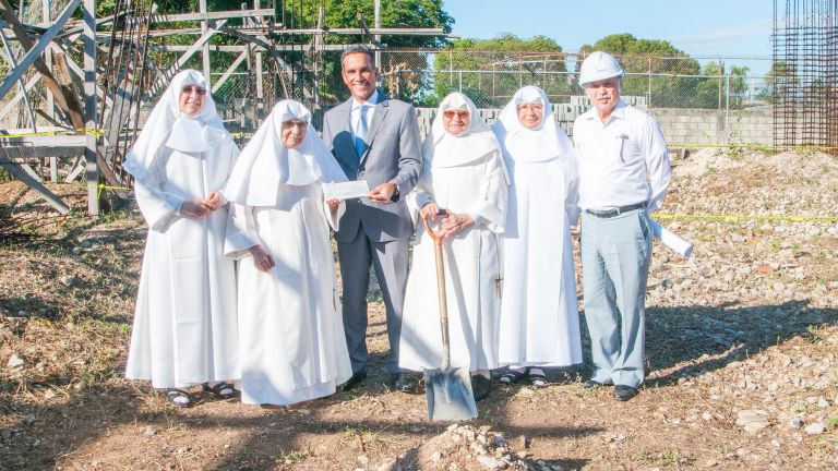 Hermanitas de Ancianos Desamparados Hogar “San Francisco de Asís” recibieron hoy la primera partida de los recursos prometidos por el Gobierno para dar inicio a la construcción y ampliación de su iglesia.
