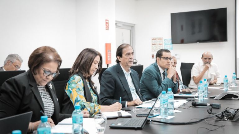 Ministro Gustavo Montalvo durante una reunión de la Comisión Presidencial para el Ordenamiento y Manejo de la Cuenca del Río Yaque del Norte.