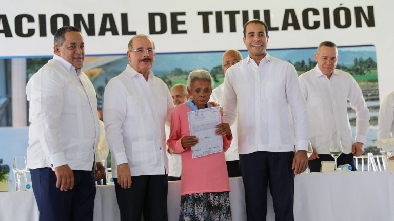 Presidente entrega título de propiedad a propietaria