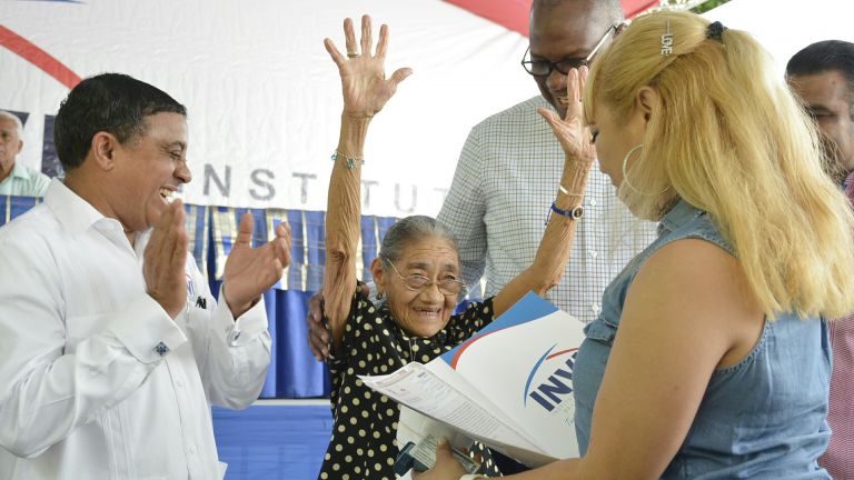 Entrega de viviendas en Santo Domingo Este 