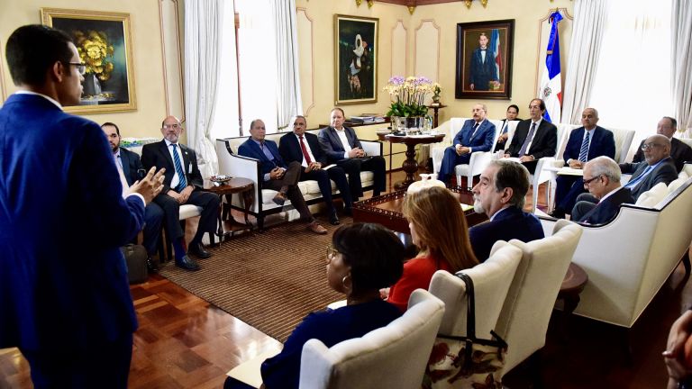 Presidente Danilo Medina discute con funcionarios y expertos gobernanza del sector agua