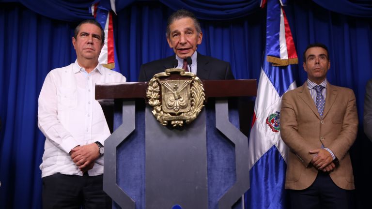 El accionista del proyecto, José Manuel González durante la rueda de prensa junto al ministro de Turismo, Francisco Javier García