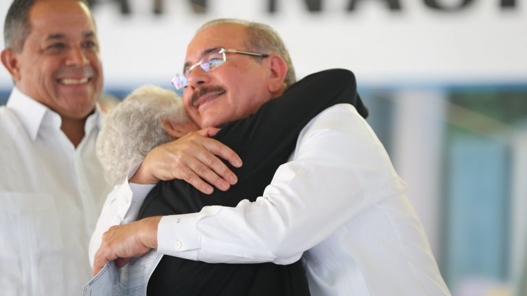 Danilo Medina entregando titulos de propiedad en Montecristi