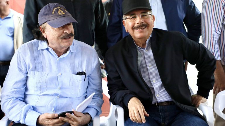 Danilo Medina acompañado por Ignacio Ramonet