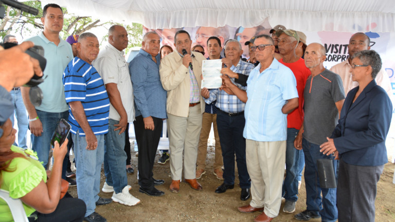 Director general del IAD, Emilio Toribio Olivo entrega recursos