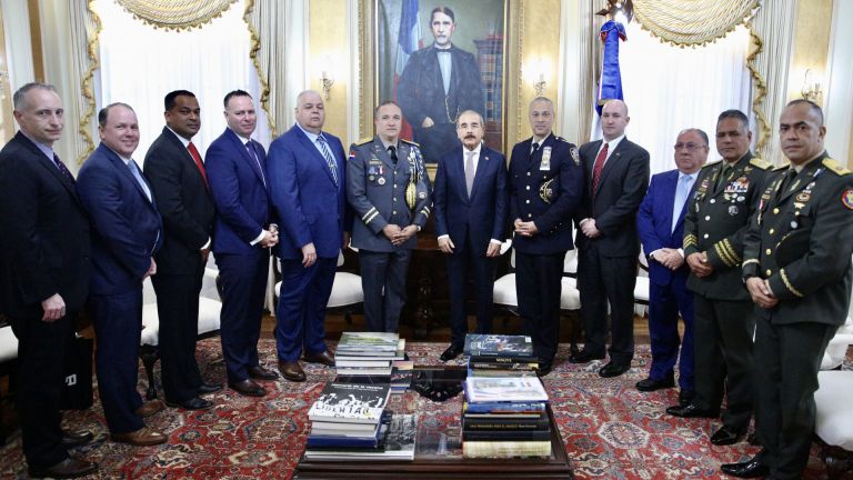 Danilo Medina recibe a oficial dominicano NYPD