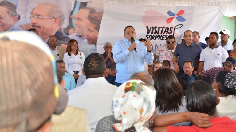 Director del IAD, Emilio Toribio Olivo durante la reunión con ganaderos y comunitarios