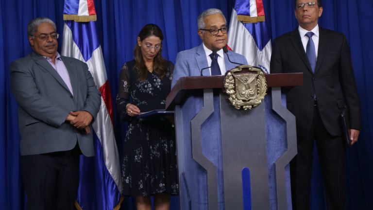 Ministro de Salud Pública durante la rueda de prensa