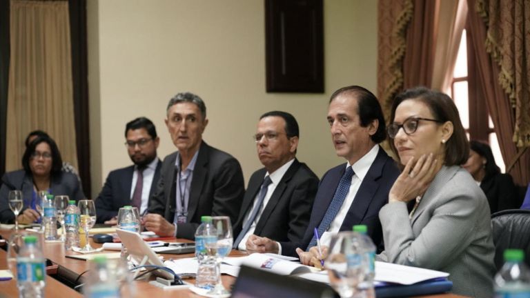 Ministro Gustavo Montalvo junto a funcionarios del MINPRE y MINERD durante reunión en el salón Los Trinitarios del Palacio Nacional