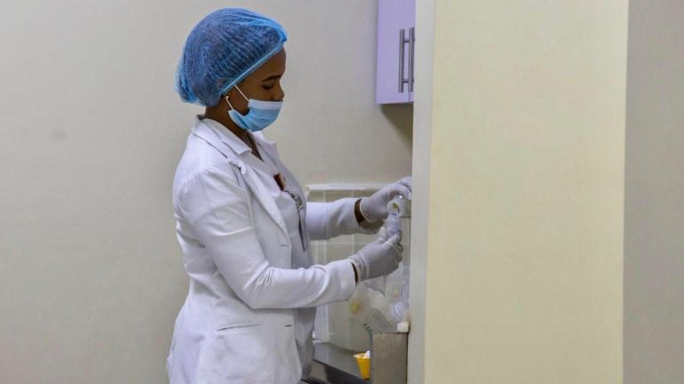 República Dominicana, pionera en uso muestras de saliva para detectar COVID-19; FDA confirma validez de iniciativa 