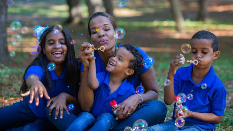 madre dominicana con sus hijos 