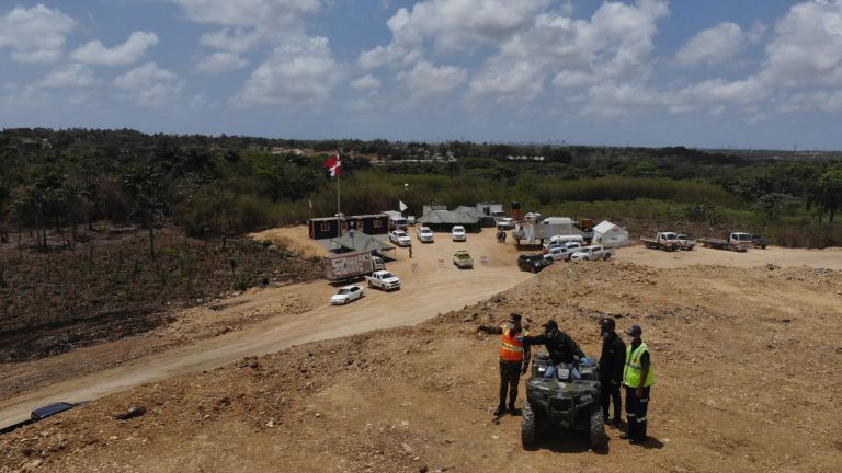 Ministro Obras Públicas supervisa avances para sofocar incendio Duquesa