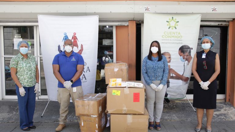 Representantes de los hospitales reciben donación