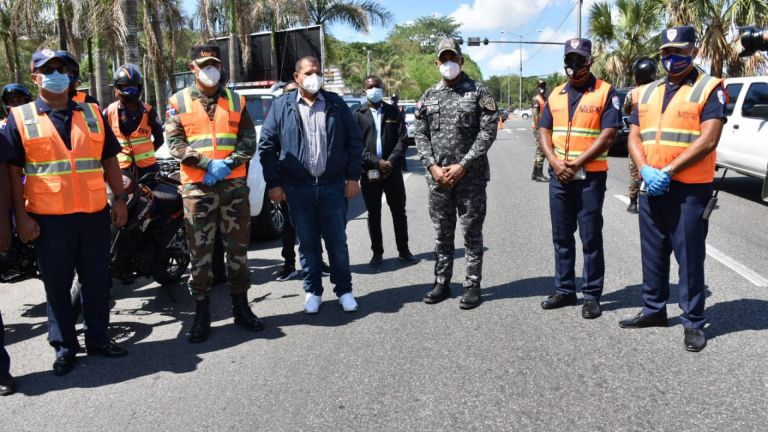 El director de la Comisión Militar y Policial, Borrell y el alcalde Carlos Guzmán