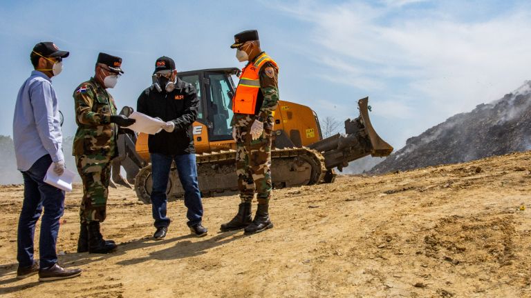 Ministro de Obras Públicas, Ramón Pepín supervisa vertedero de Duquesa