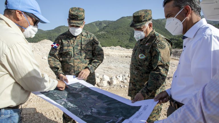 El Gobierno entregó los recursos prometidos para la instalación de un proyecto de sistema de riego presurizado (goteo), para irrigar 6 mil tareas, en beneficio de 201 familias de la comunidad Pinos del Edén, municipio La Descubierta.