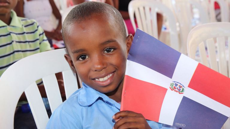Niño con bandera en la mano