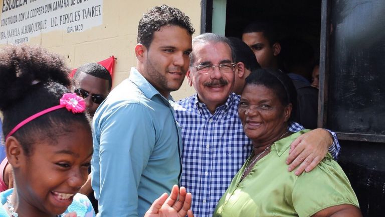 Danilo Medina abraza señora