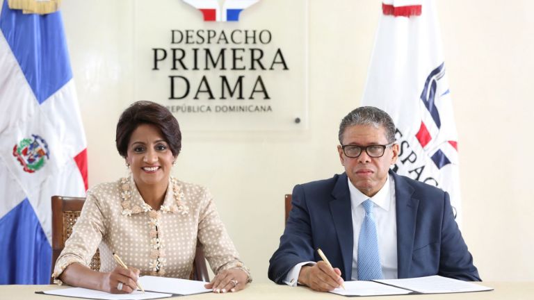 Primera Dama Cándida Montilla de Medina y director del INPOSDOM, Modesto Guzmán