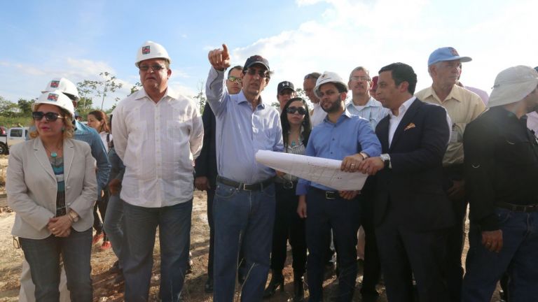 Ministro de la Presidencia, Gustavo Montalvo reunido con el comité