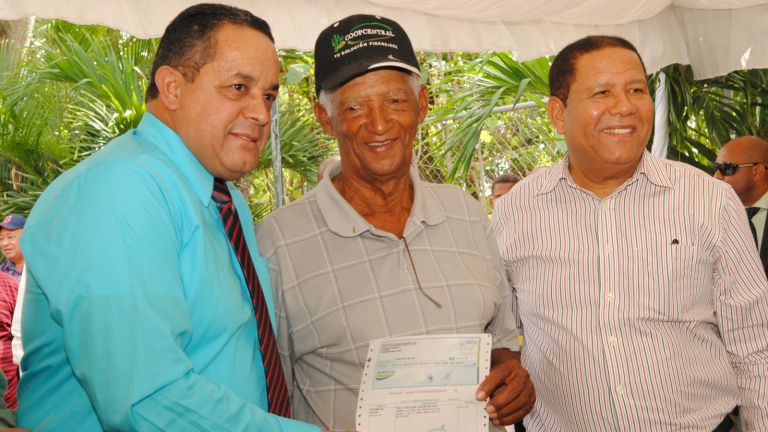 Director del IAD, Emilio Toribio Olivo y productores