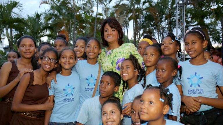 Cándida Montilla y niños del programa Ángeles de la Cultura
