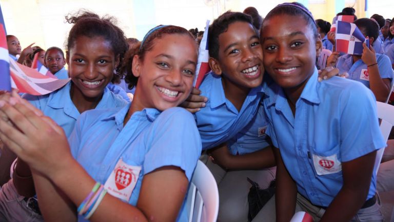 Niños de la escuela básica María Núñez Soriano, en Los Mameyes