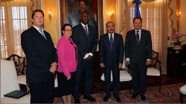 Danilo Medina y Eugene Holiday