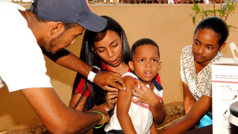 ponen inyección a niño