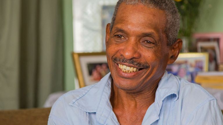 Hombre sonriendo