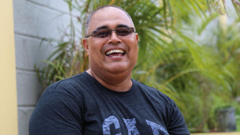 Hombre sonriendo