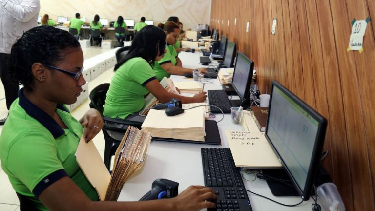 Mujeres trabajando con computadoras