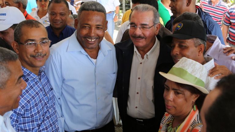 Danilo Medina con agricultores