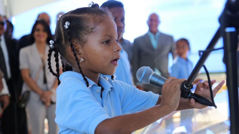 Niña hablando con micrófono