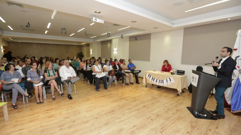 Conferencista y público presente