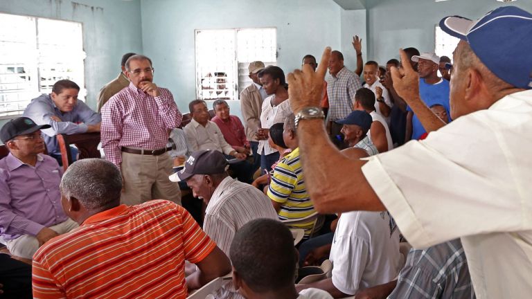 Presidente Danilo Medina y productores, durante Visita Sorpresa