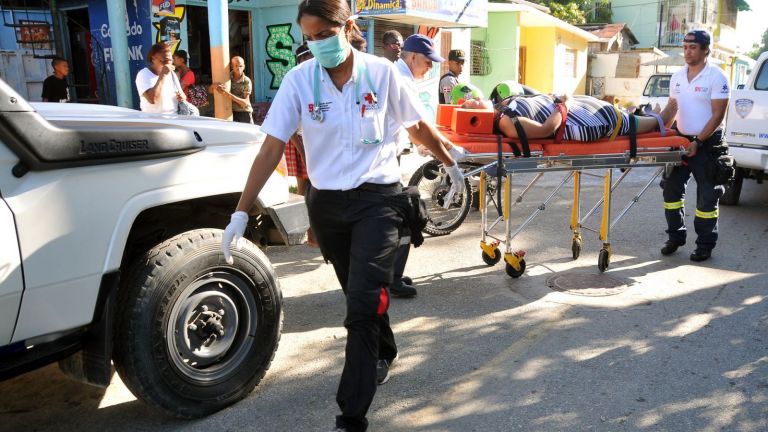 Personal del 911 presta atención a mujer desmayada