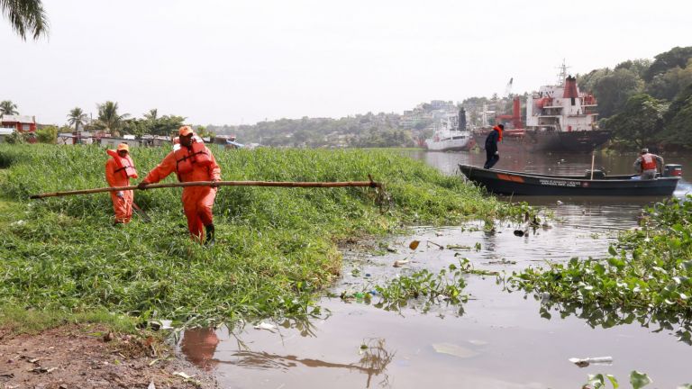 Brigada limpia el río Ozama
