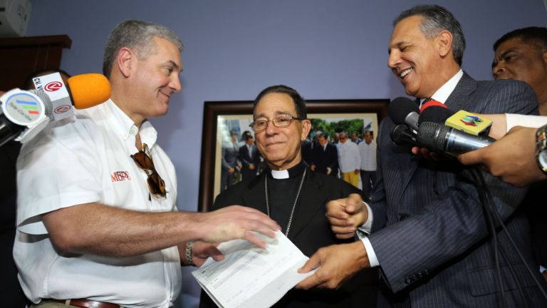 Ministros Administrativo de la Presidencia, José Ramón Peralta y de Obras Públicas, Gonzalo Castillo. Le acompañaonseñor Gregorio Nicanor Peña, obispo de la diócesis de Higüey 