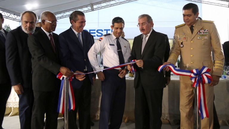 Presidente Danilo Medina hace el corte de cinta