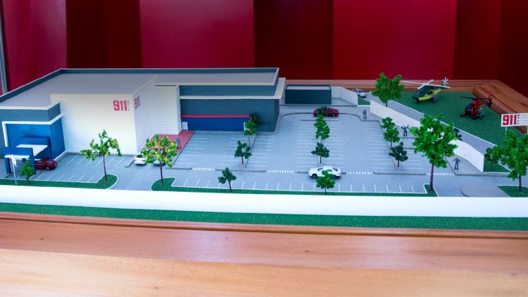Maqueta del edificio del 911 en Santiago